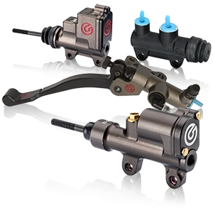 Varios cilindros de freno de pie Brembo para motocicletas en diferentes versiones y colores.